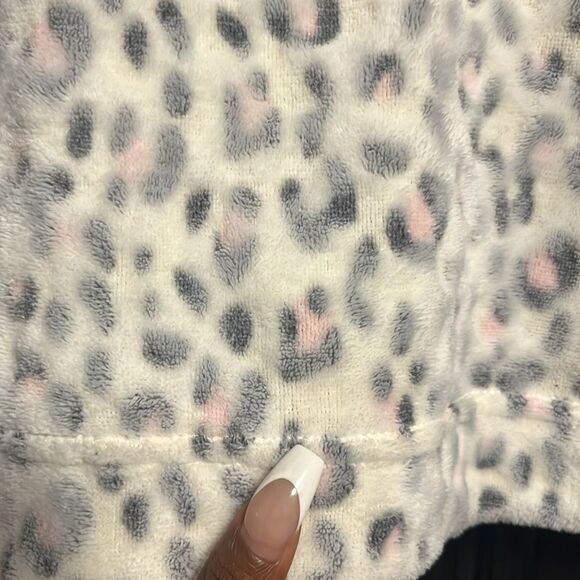 Love to lounge Fuzzy sweater - Picture 3 of 3